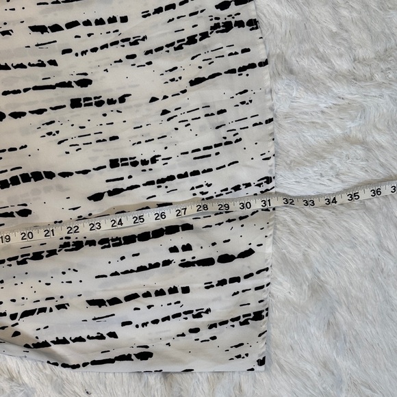 Black and White Patterned Women's Top, size 4XL - Picture 3 of 4